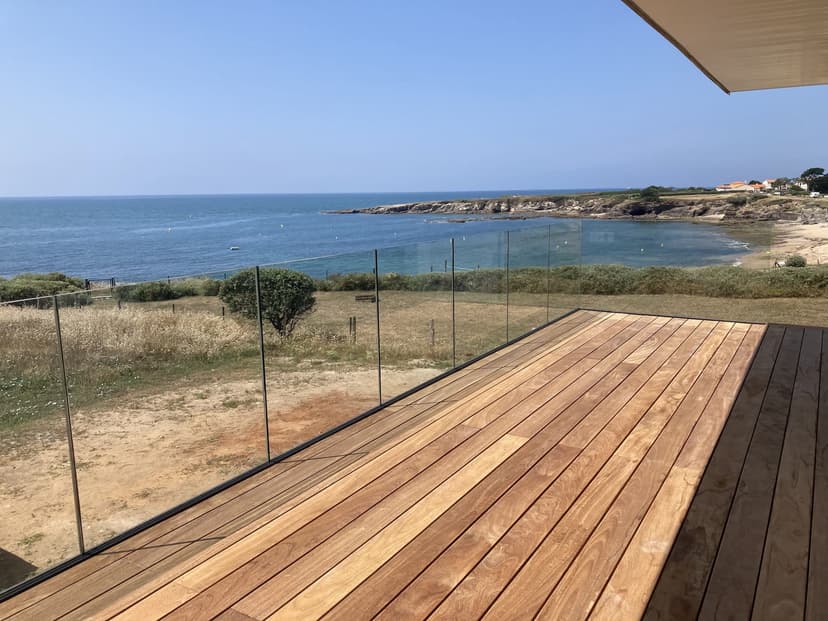 Garde-corps de terrasse avec profils Aluminium OneLevel et vitrages trempés Feuilleté 10.10.4 HST de chez AGC