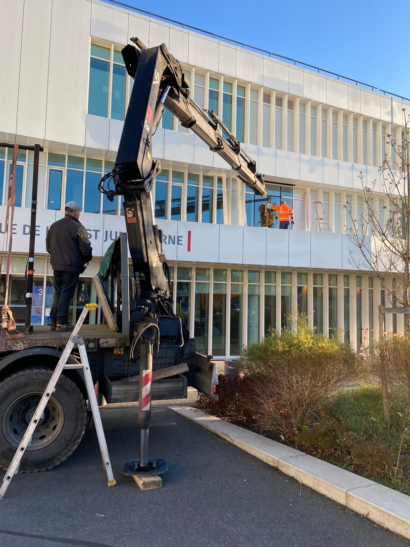 Remplacement de vitrages avec une grue à la clinique Jules Verne