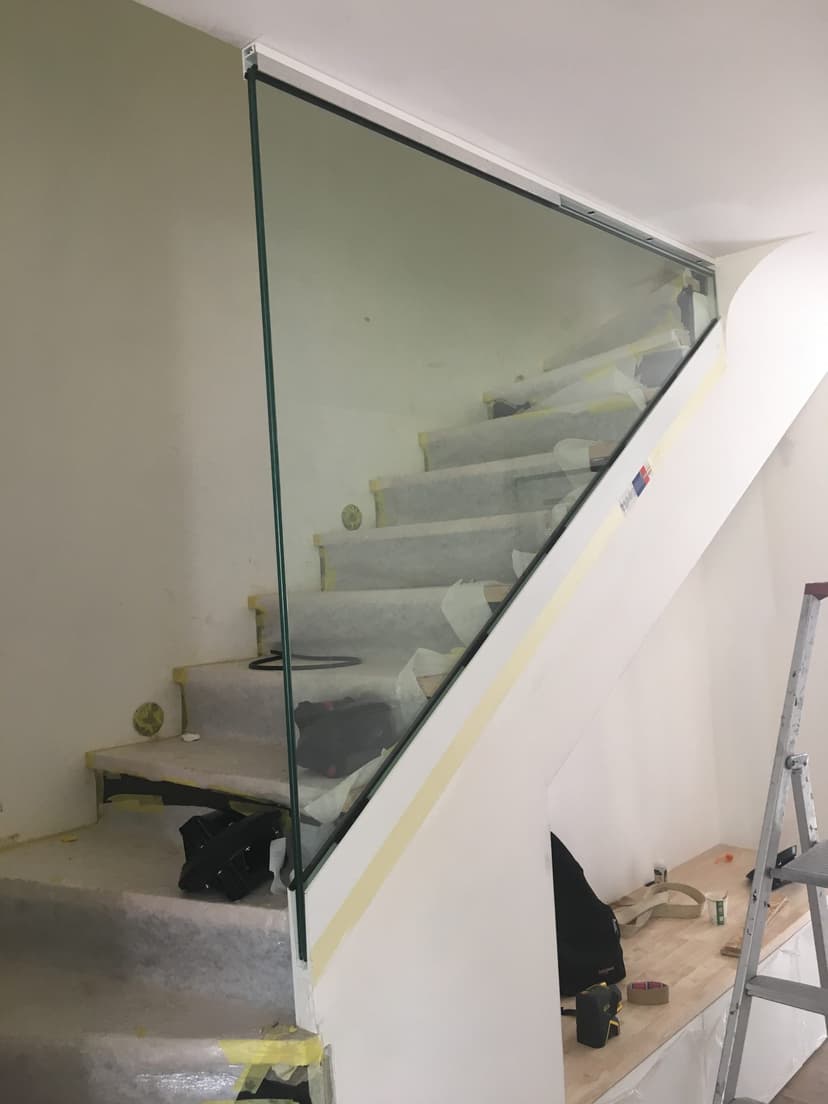 parroie de verre sur un escalier